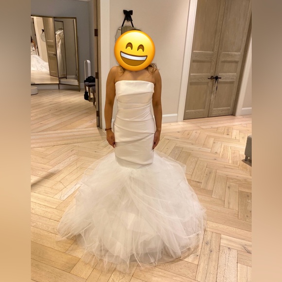 Vera Wang wedding gown fit and flaire - Picture 3 of 3